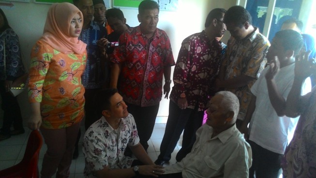 Zola dan Sherrin bersama Mbah Tarip, kakek penderita tumor dibagian mata